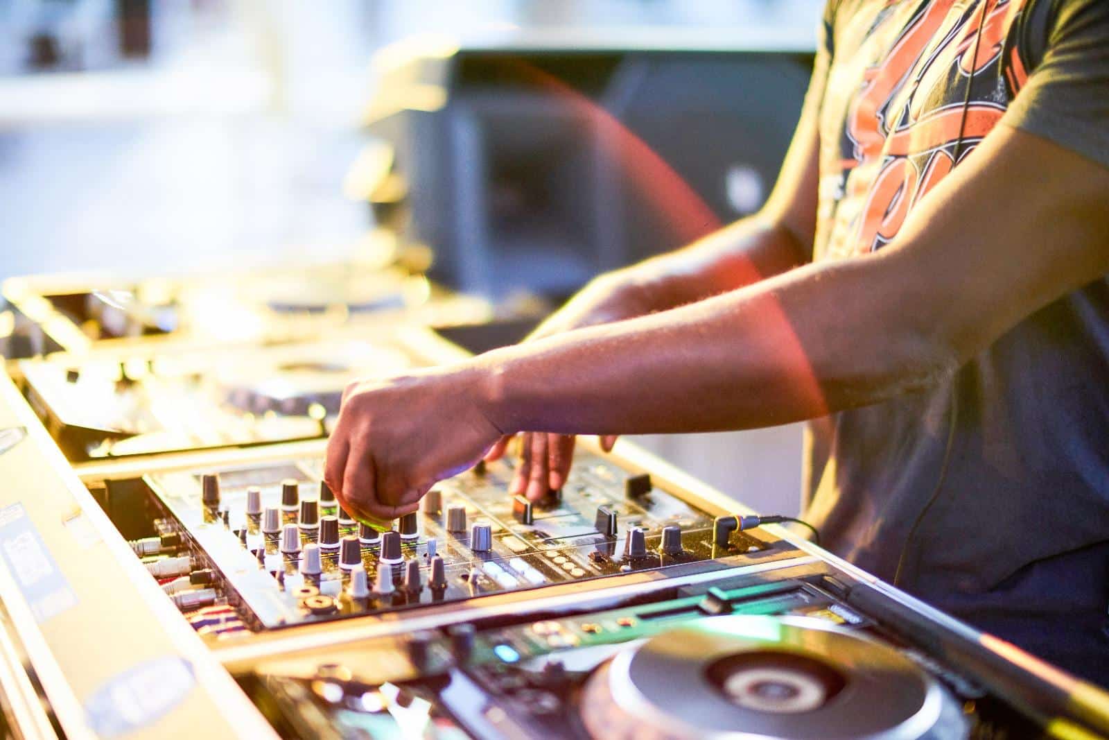 Dj On the Phuket Party Boat Dj On the Phuket Party Boat