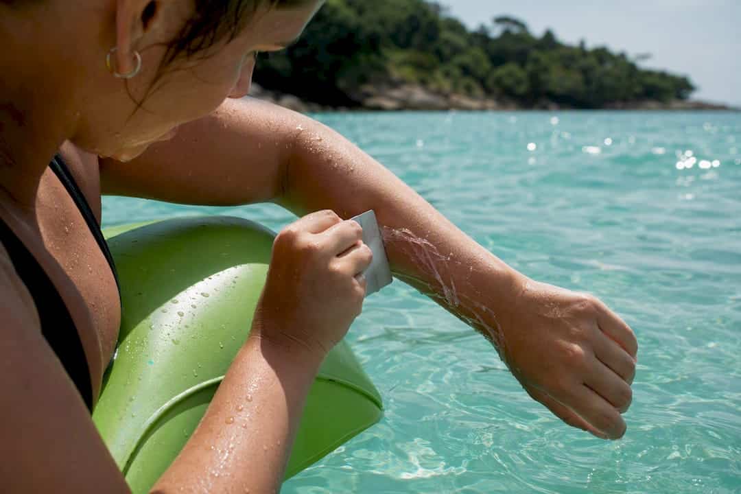 Scraping jellyfish tentacles off skin safely